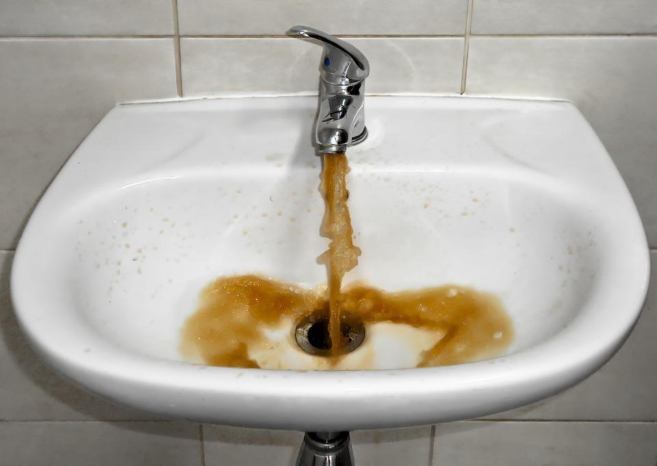 eau sale lavabo